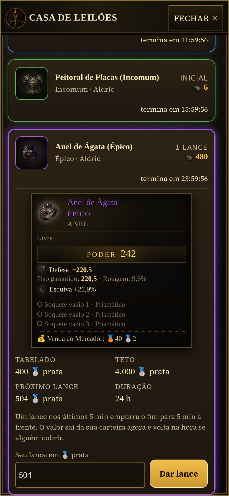 Lote Anel de Ágata épico aberto no quadro: card da peça com poder 242, defesa +220,5 e esquiva +21,9%, três soquetes vazios, tabelado 400 de prata, teto 4.000, próximo lance 504, duração 24 horas, a explicação dos últimos 5 minutos e o campo de lance com o botão Dar lance