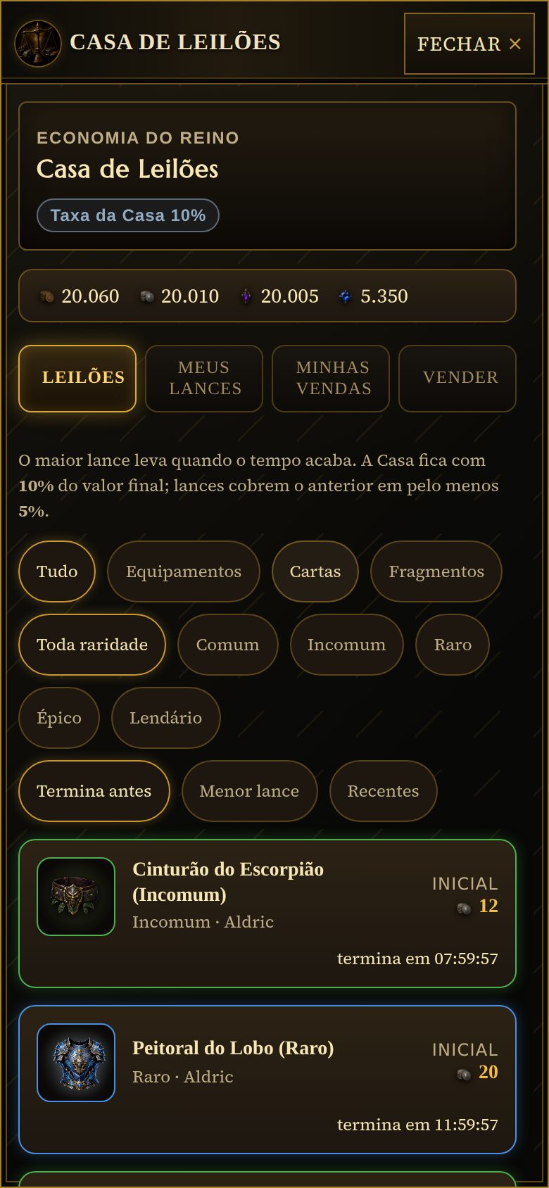 Quadro da Casa de Leilões no celular: carteira com 20.060 de bronze, 20.010 de prata, 20.005 de essência e 5.350 de cash, as abas Leilões, Meus lances, Minhas vendas e Vender, filtros por tipo, raridade e ordem, e os lotes Cinturão do Escorpião incomum com lance inicial de 12 terminando em 7 horas e 59 minutos e Peitoral do Lobo raro com lance inicial de 20 terminando em 11 horas e 59 minutos